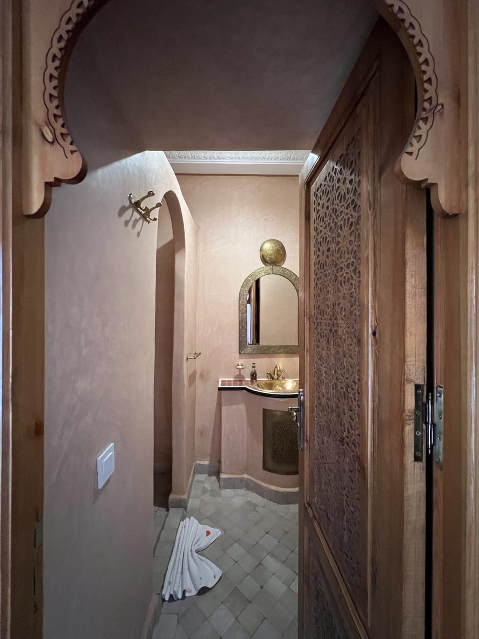 Basic Double Room | Bathroom | Shower, rainfall showerhead, free toiletries, slippers