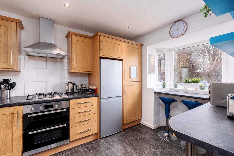 House (3 Bedrooms) | Private kitchen | Microwave, oven, electric kettle, toaster