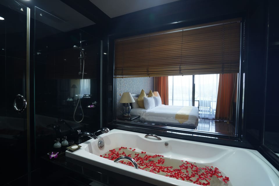 Executive Double Room | Bathroom | Hair dryer, bathrobes, towels, soap