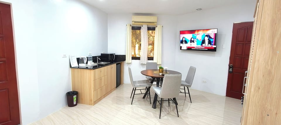 Luxury Studio Suite, 1 King Bed | In-room safe, free WiFi, bed sheets