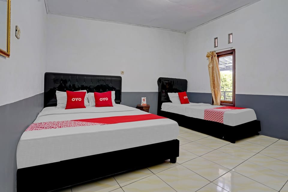 Laptop workspace, WiFi (free), bed sheets