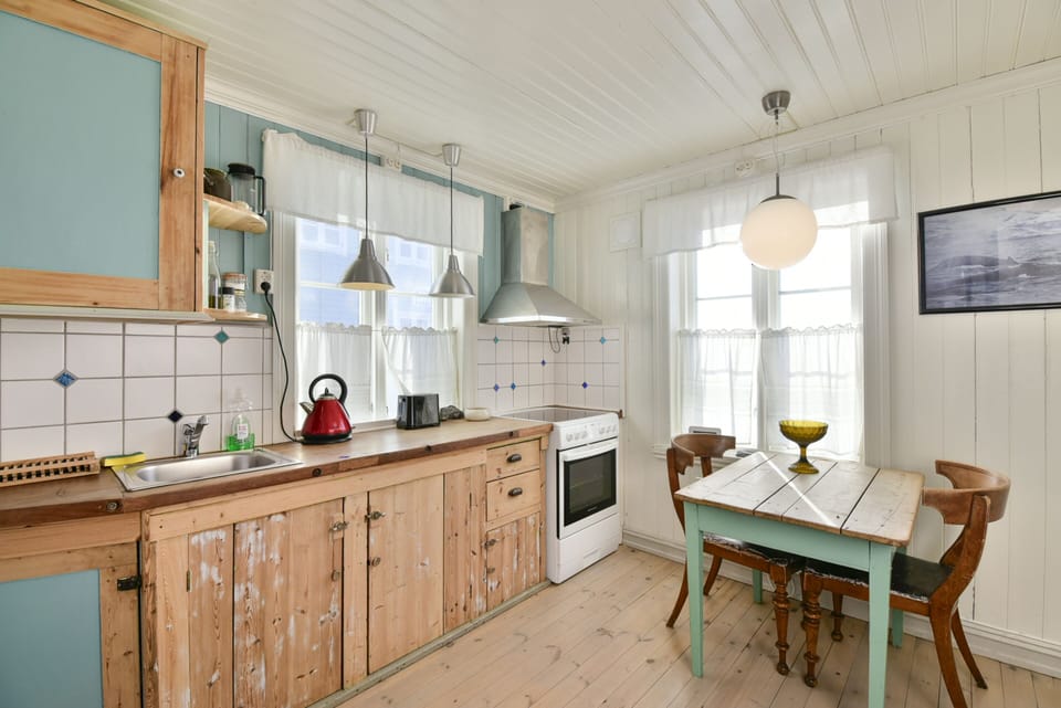 Deluxe Apartment | Private kitchen | Electric kettle, highchair
