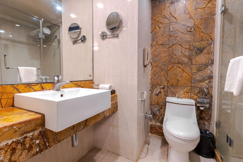 Deluxe Double Room, 1 King Bed | Bathroom | Shower, free toiletries, hair dryer, bathrobes