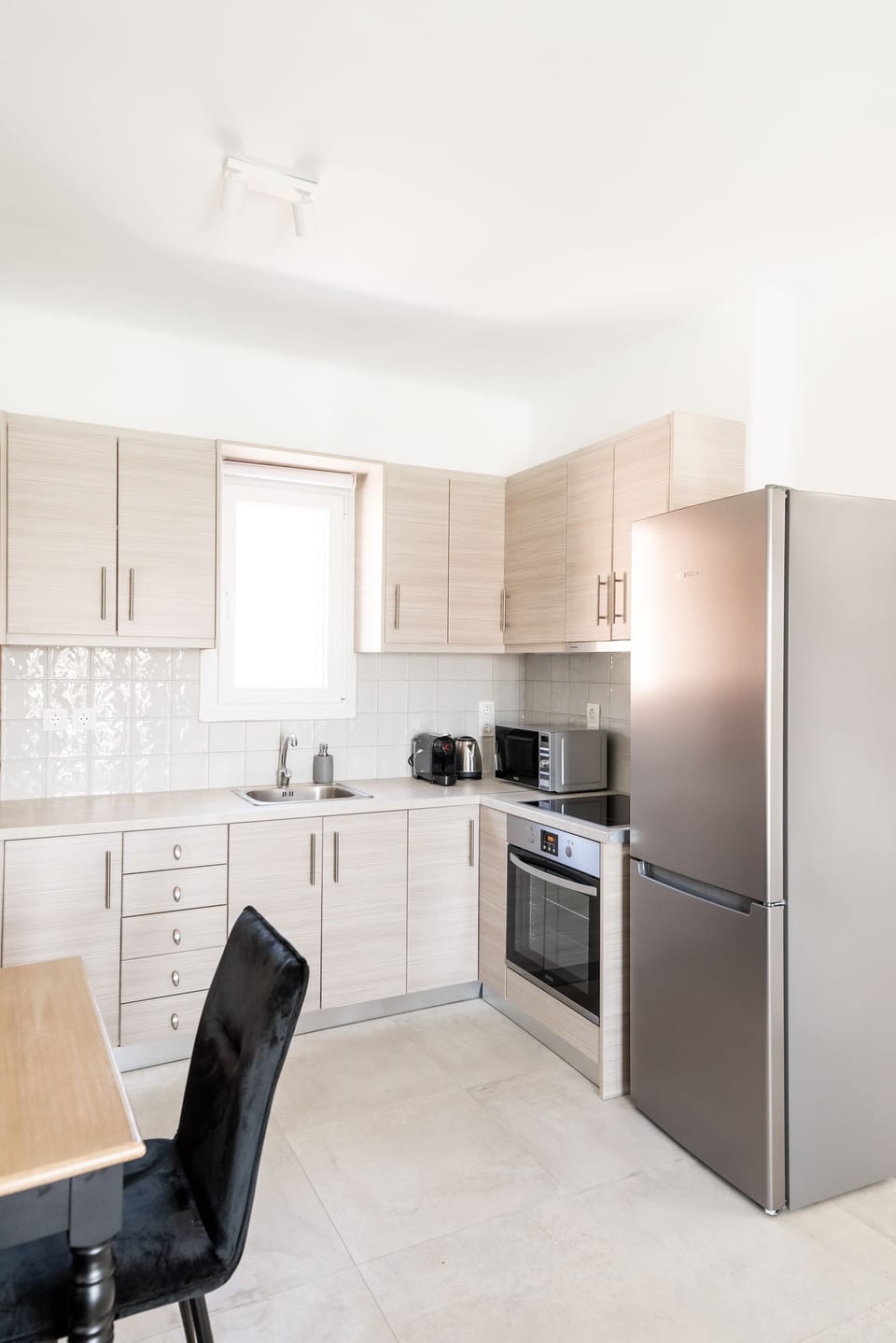 Full-size fridge, microwave, oven, stovetop