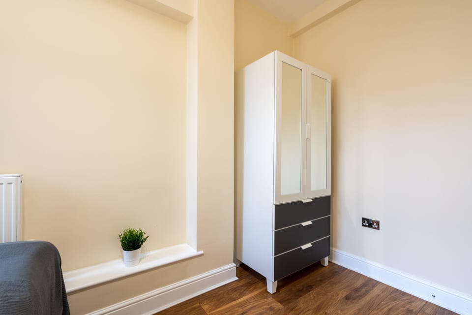 Deluxe Apartment | Wardrobe