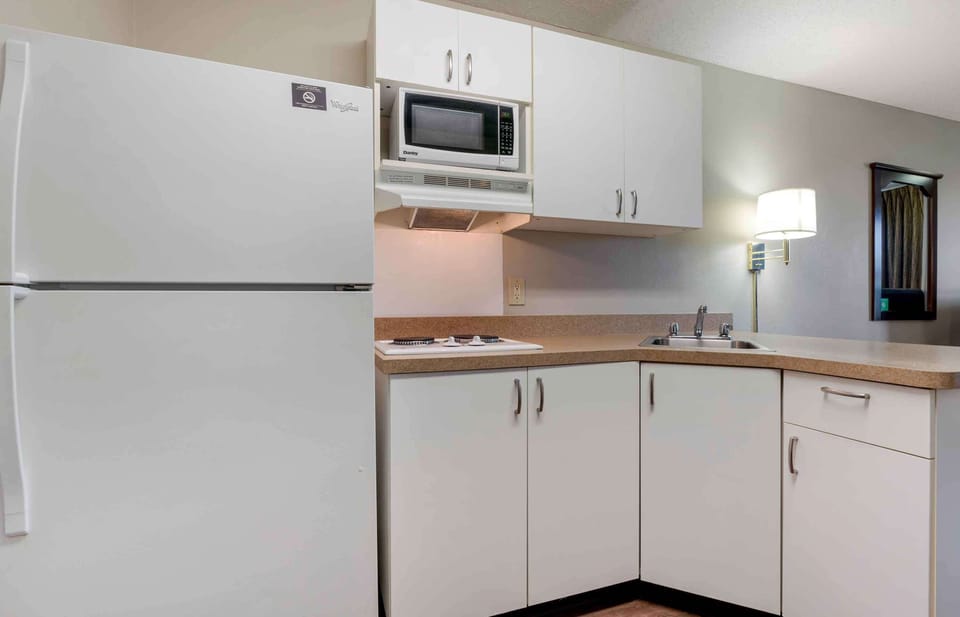 Studio, 1 Queen Bed, Non Smoking | Desk, iron/ironing board, free WiFi, bed sheets