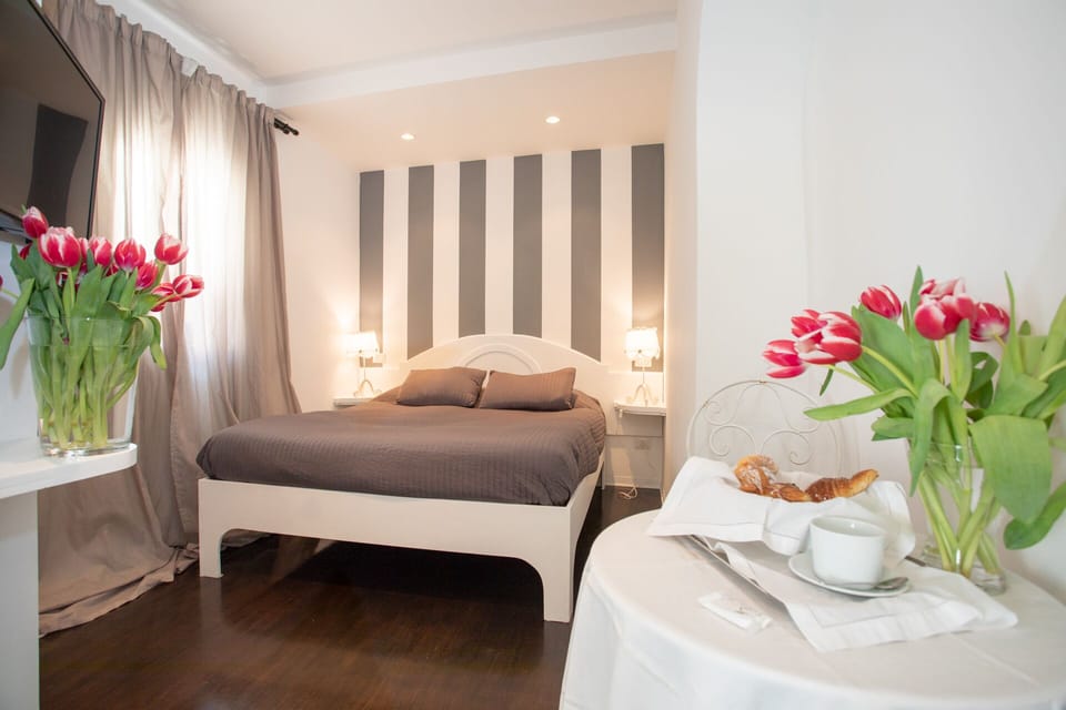 Double Room | Hypo-allergenic bedding, down comforters, free WiFi, bed sheets