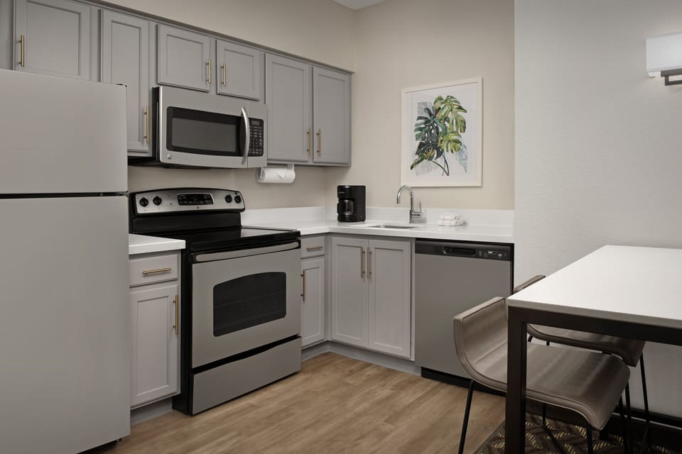 Fridge, microwave, stovetop, dishwasher