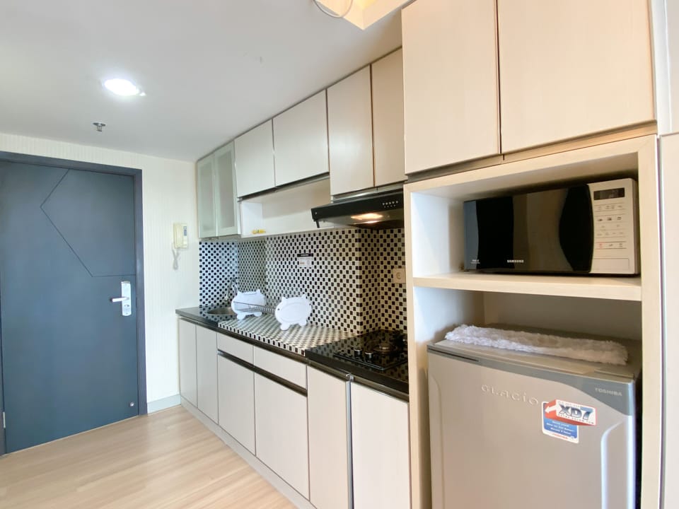 Studio | Private kitchen | Full-size fridge, stovetop