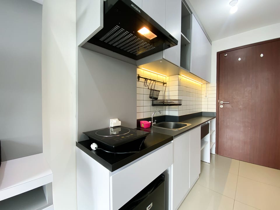 Studio | Private kitchen | Full-size fridge, stovetop
