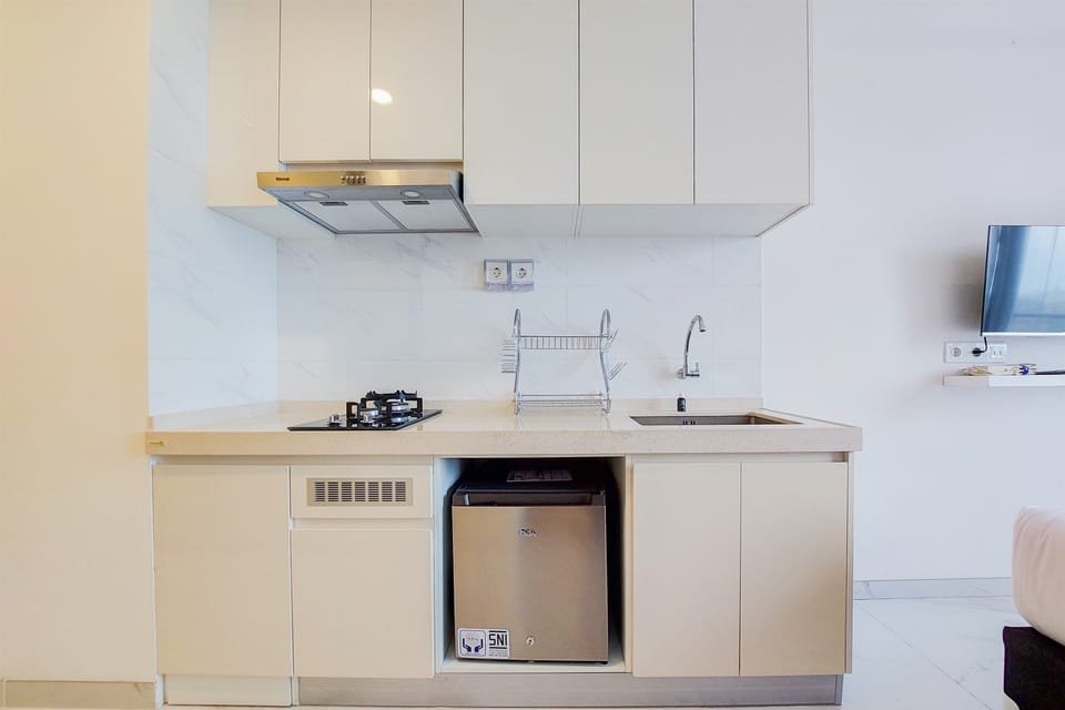Studio | Private kitchen | Full-size fridge, stovetop