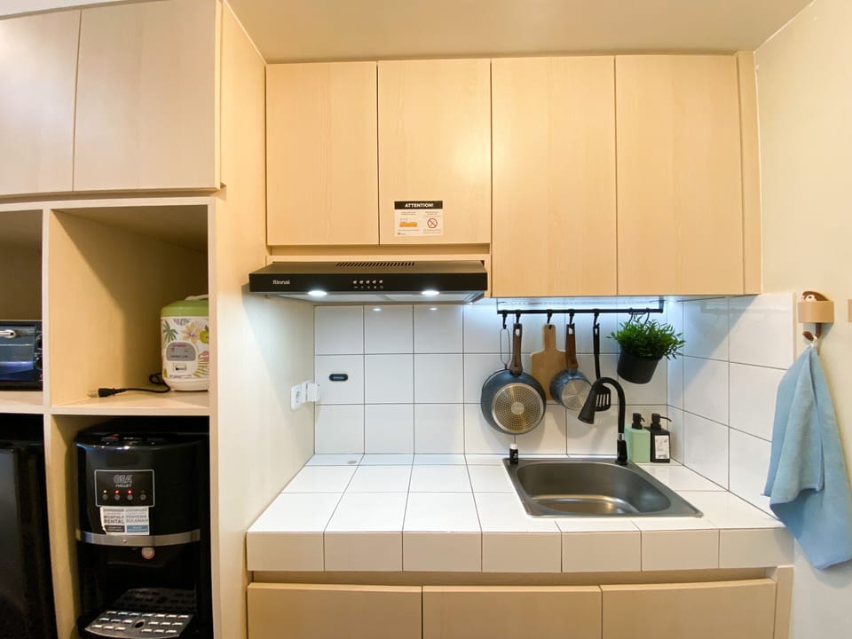 Studio | Private kitchen | Full-size fridge, stovetop