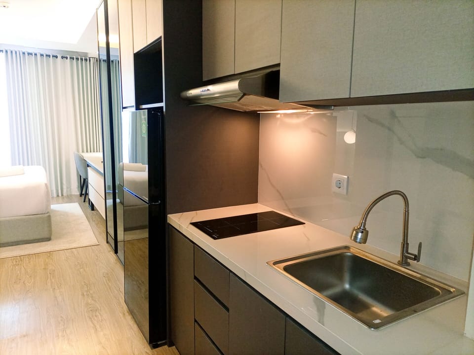 Studio | Private kitchen | Full-size fridge, stovetop
