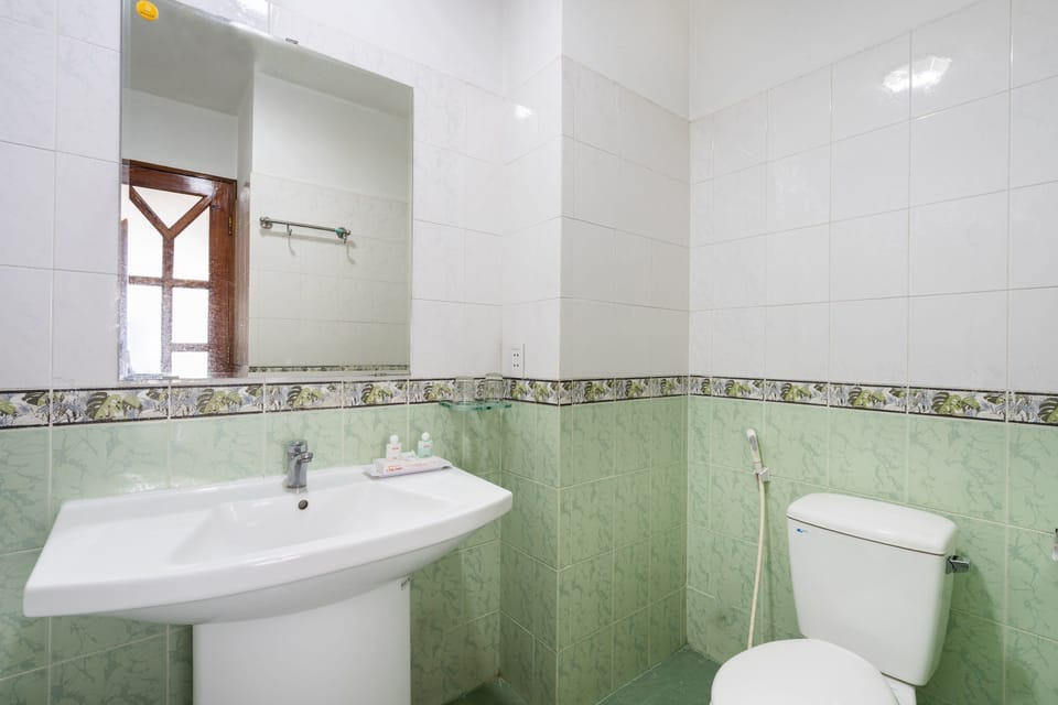 Family Double Room | Bathroom | Shower, hydromassage showerhead, free toiletries, slippers