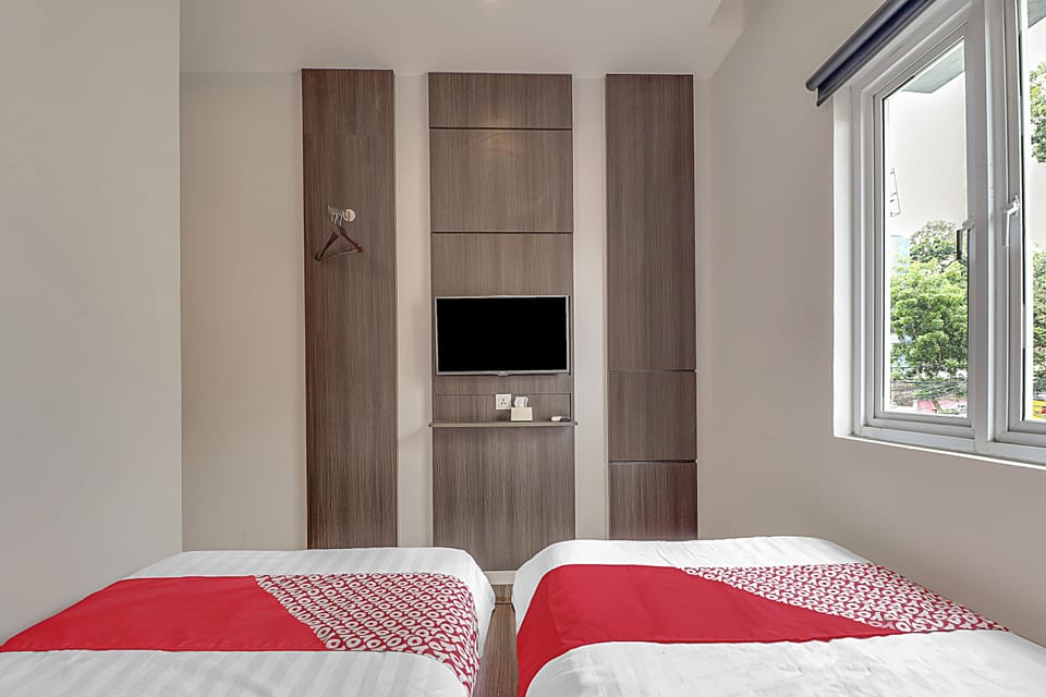 Standard Twin Room | Desk, laptop workspace, blackout drapes, free WiFi
