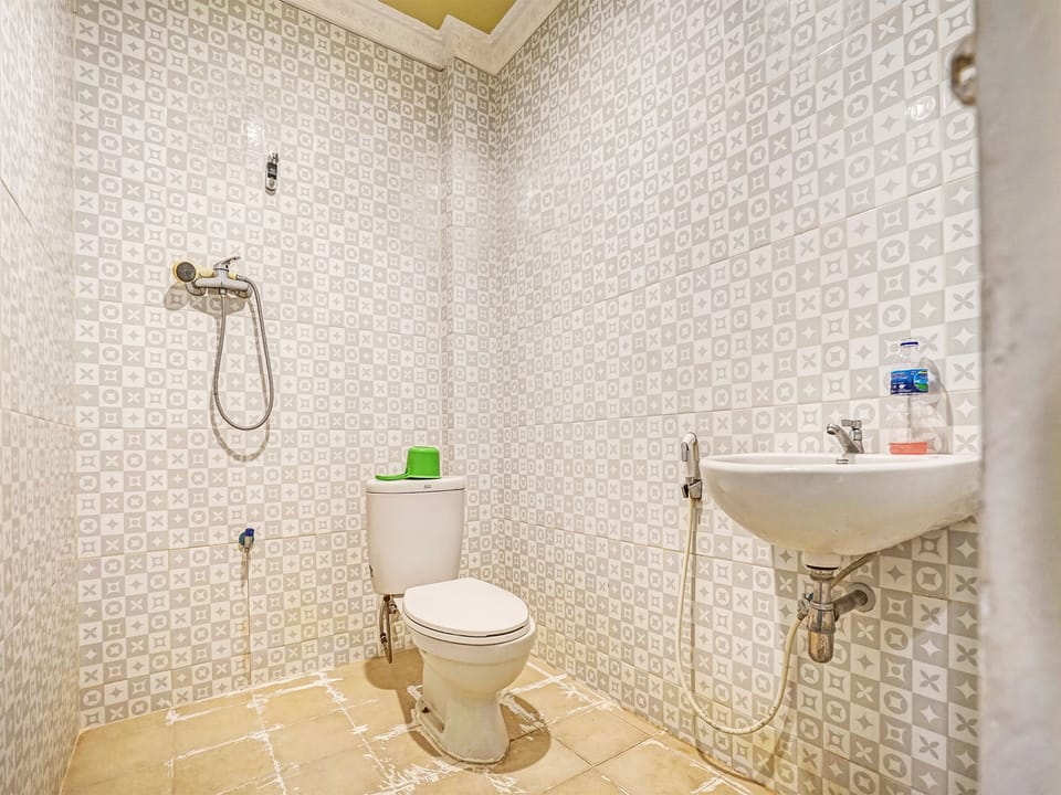 Deluxe Double Room | Bathroom | Shower, towels, toilet paper