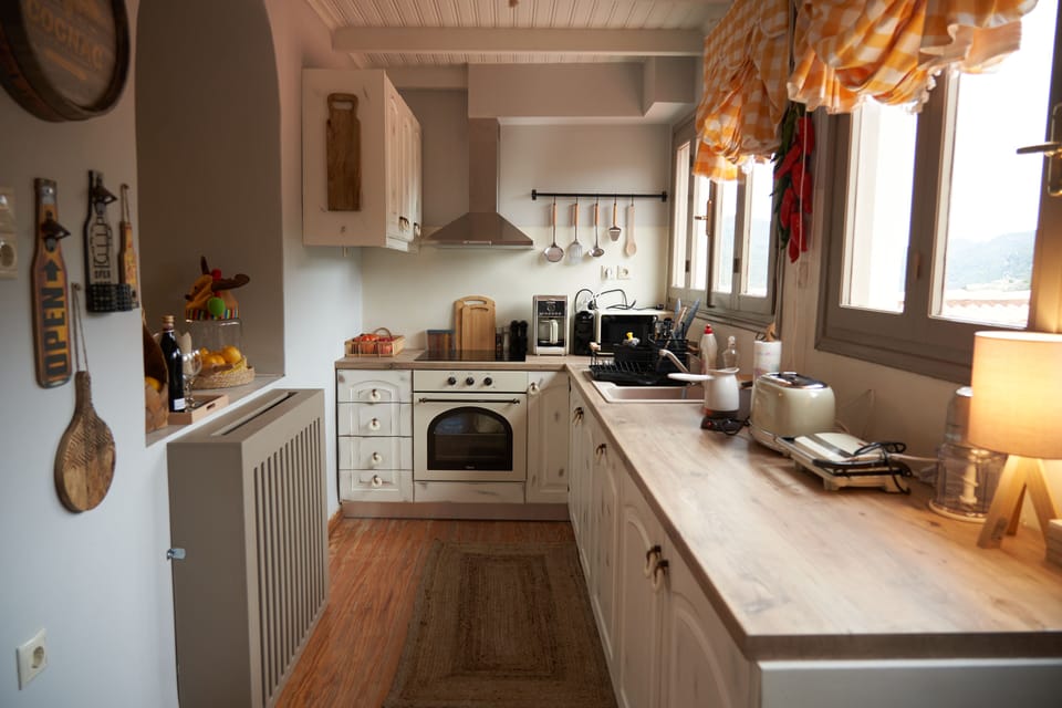 Family Townhome | Private kitchen | Full-size fridge, microwave, oven, stovetop
