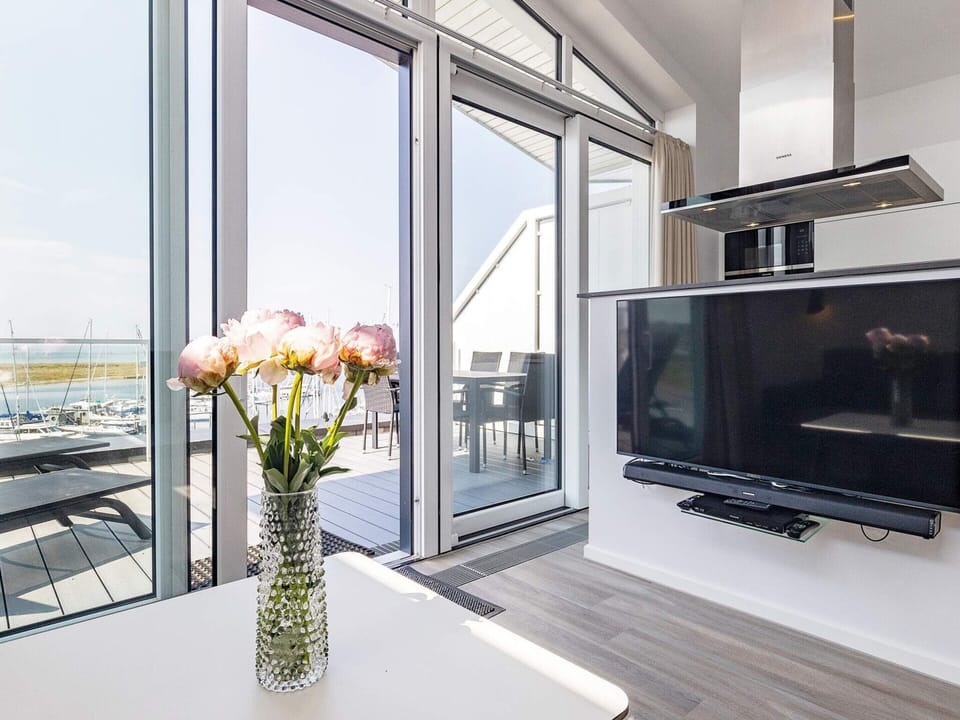 Apartment | Living area | Fireplace