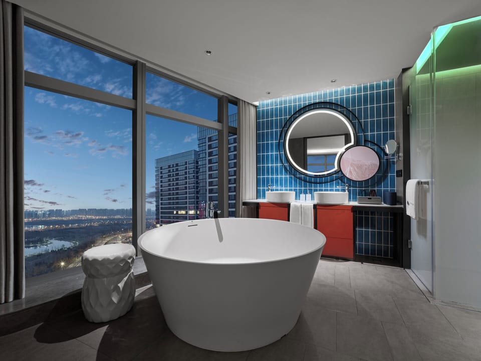 Panoramic Suite | Bathroom | Free toiletries, hair dryer, bathrobes, towels