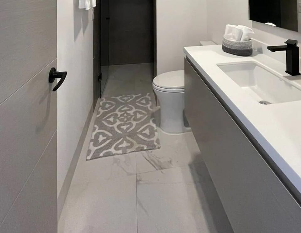 Classic Condo | Bathroom