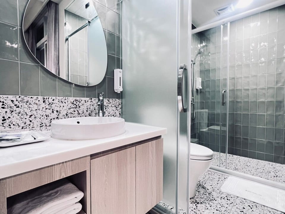Comfort Double Room | Bathroom | Separate tub and shower, free toiletries, hair dryer, slippers
