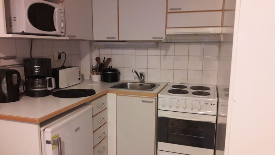 Standard Double or Twin Room, Garden View | Private kitchenette