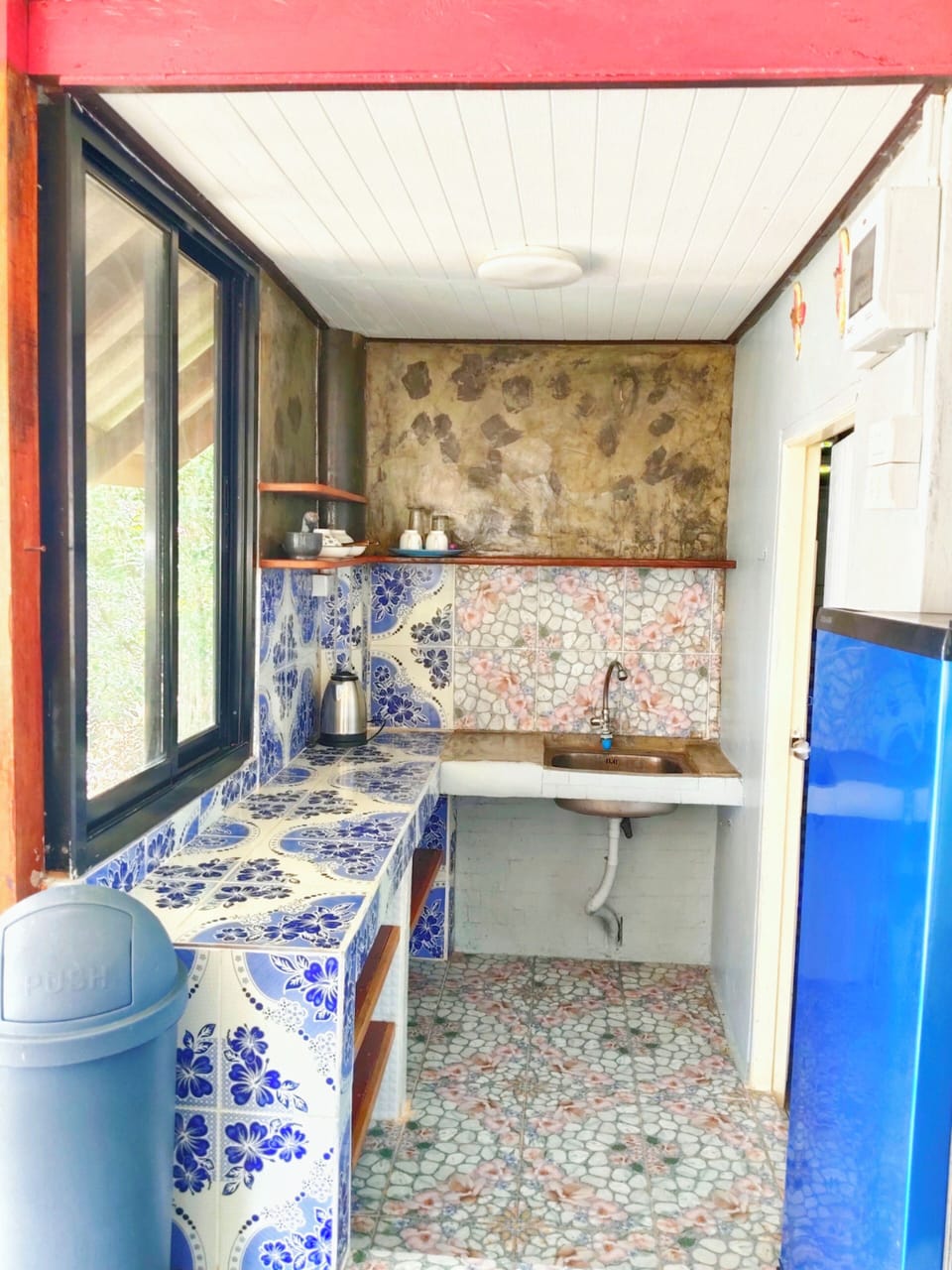 Signature Bungalow | Private kitchen | Mini-fridge, paper towels