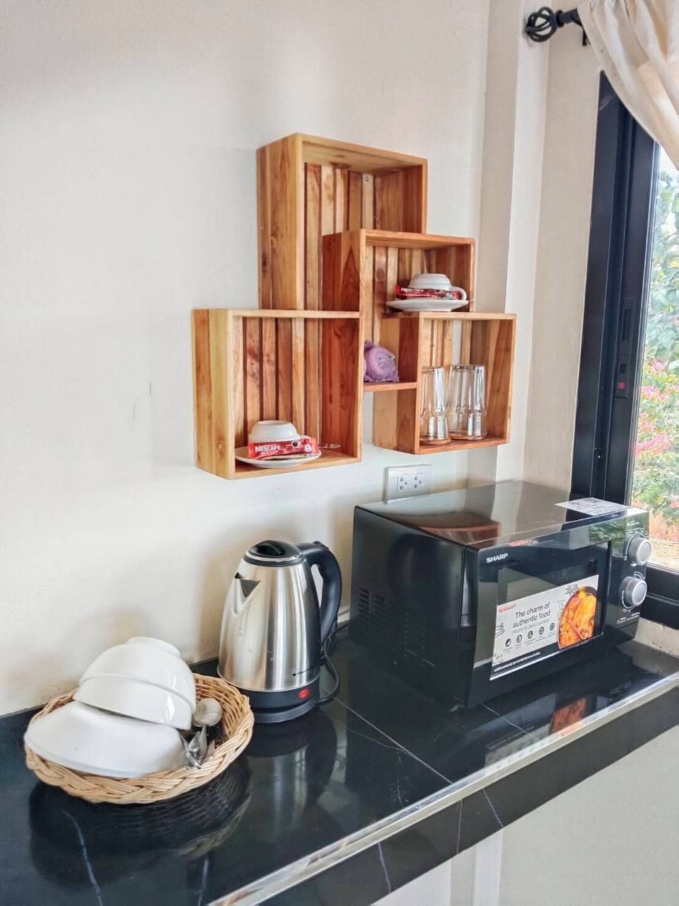 Deluxe Studio Suite | Private kitchen | Mini-fridge, paper towels