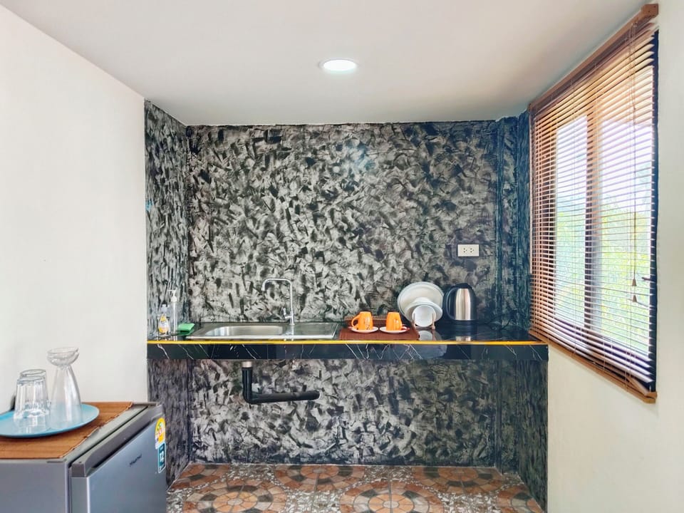 Grand Studio Suite | Private kitchen | Mini-fridge, paper towels
