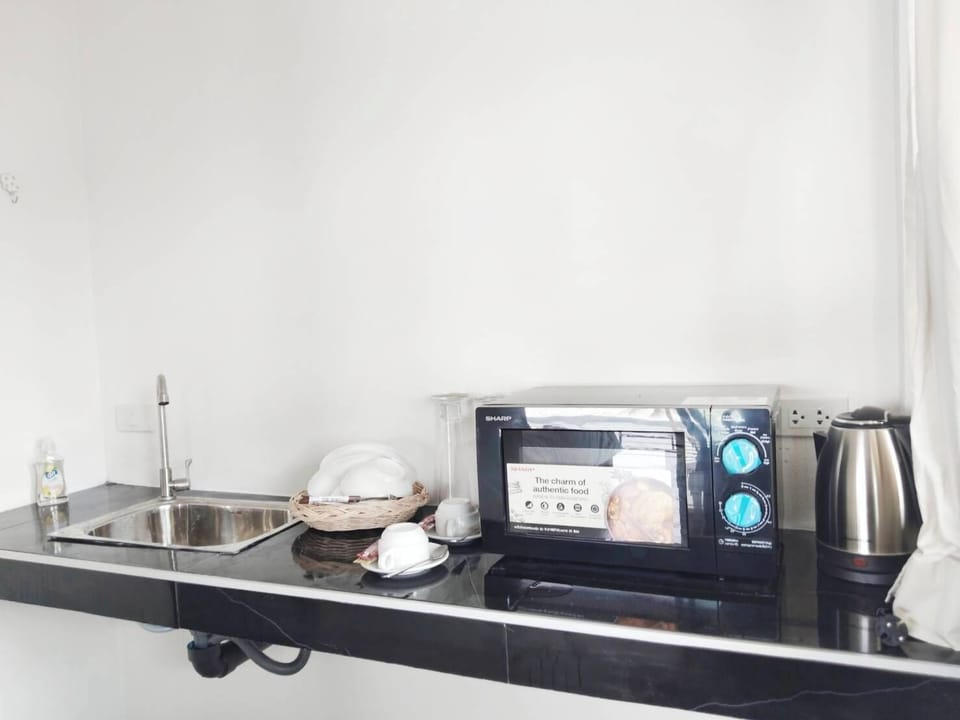 Deluxe Studio Suite | Private kitchen | Mini-fridge, paper towels