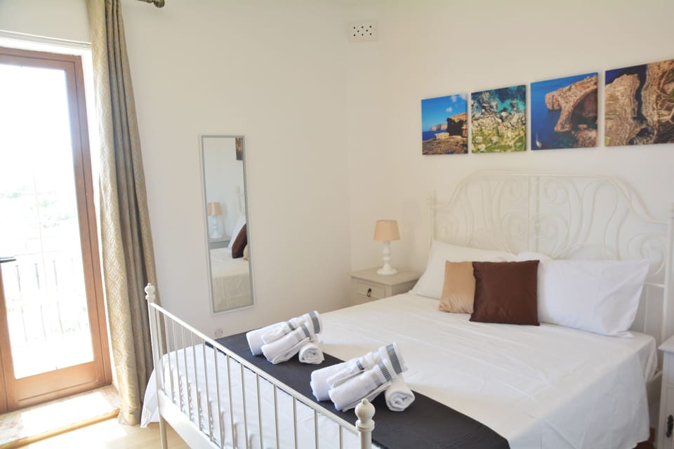 Classic Double Room | Desk, iron/ironing board, free WiFi, bed sheets