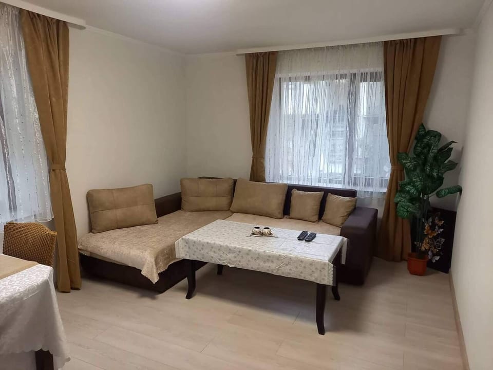 Family Room, 4 Bedrooms, Garden View | Living area