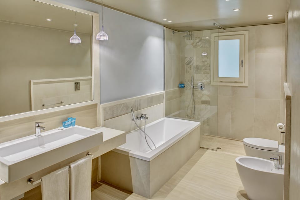 1 bedroom, premium bedding, minibar, in-room safe