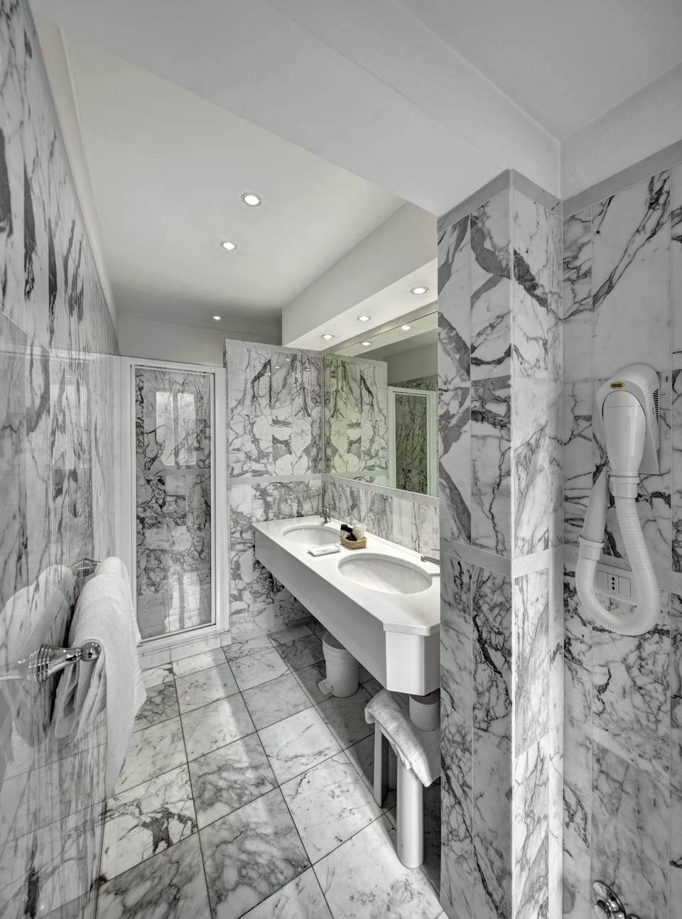 Suite | Bathroom | Free toiletries, hair dryer, bidet, towels
