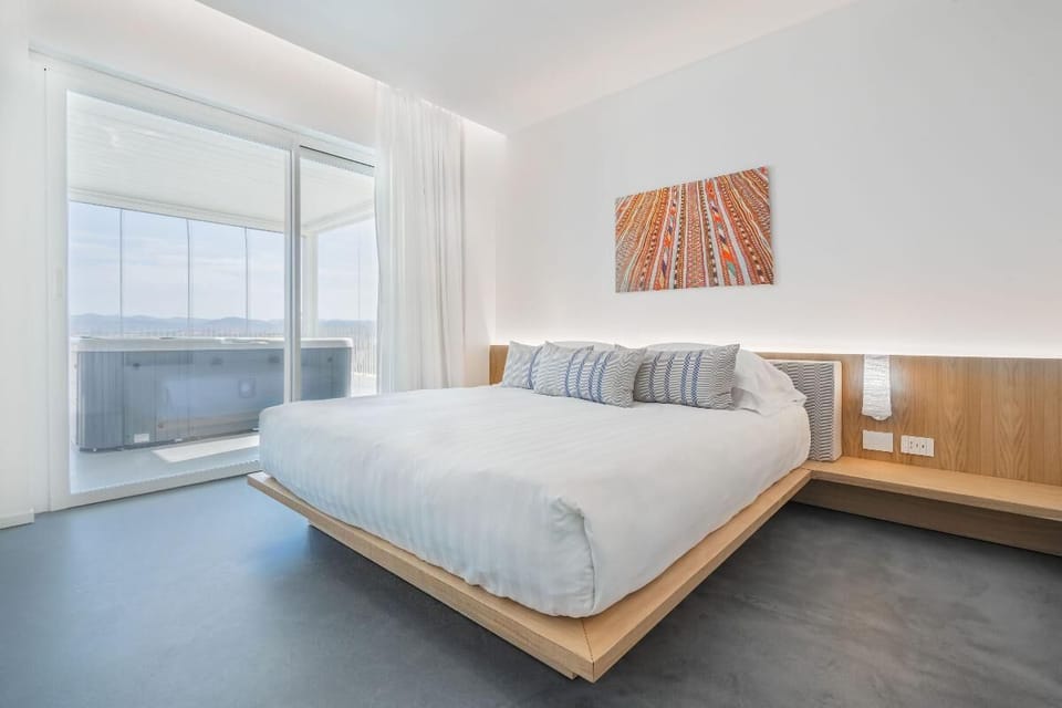 Suite (Spa Suite) | Minibar, in-room safe, desk, free WiFi