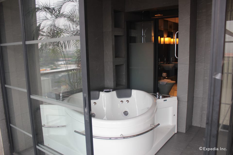 Penthouse Suite | Jetted tub