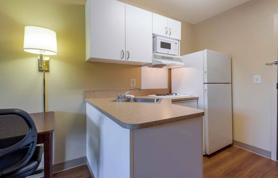 Studio, 1 Queen Bed, Non Smoking | Desk, iron/ironing board, free WiFi, bed sheets