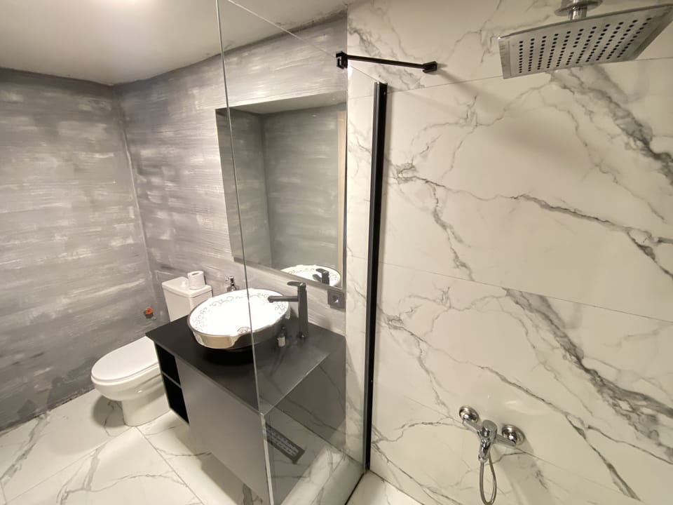 Deluxe Room | Bathroom | Shower, rainfall showerhead, hair dryer, slippers