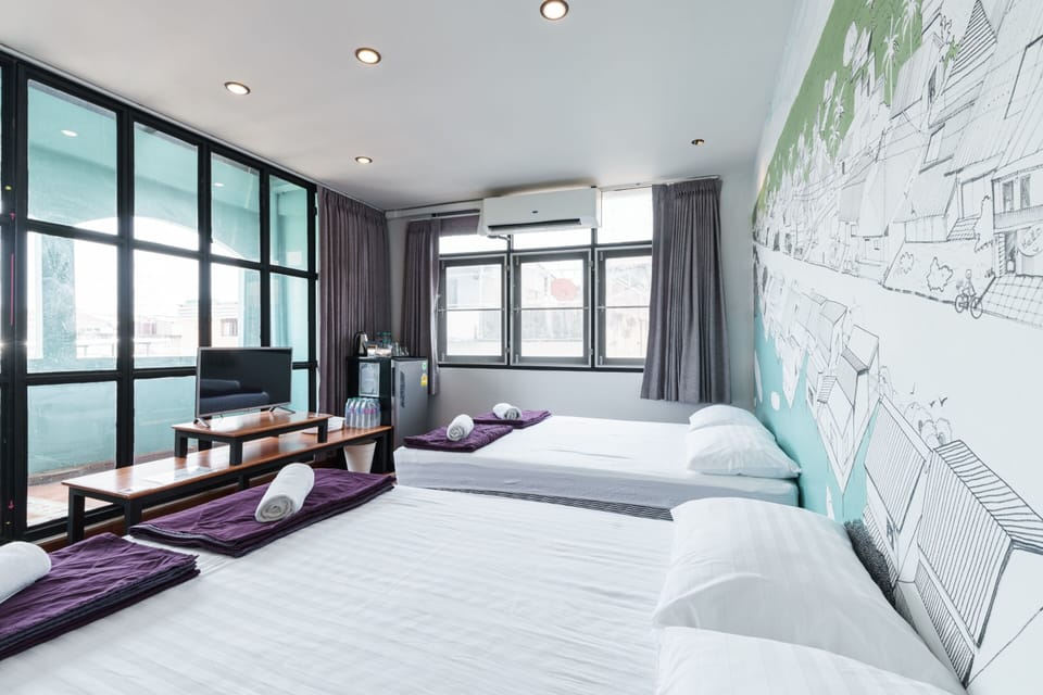 [C] Glasshouse &amp; bathroom comfy bed with soft pillow | Desk, blackout drapes, free WiFi, bed sheets