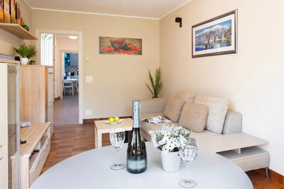 Family Villa, 2 Bedrooms, 2 Bathrooms, Lakeside (Al Pontile Di Caslano) | Living area | 21-inch TV with cable channels