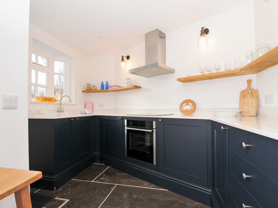 Cottage | Private kitchen | Fridge, electric kettle, toaster, cookware/dishes/utensils