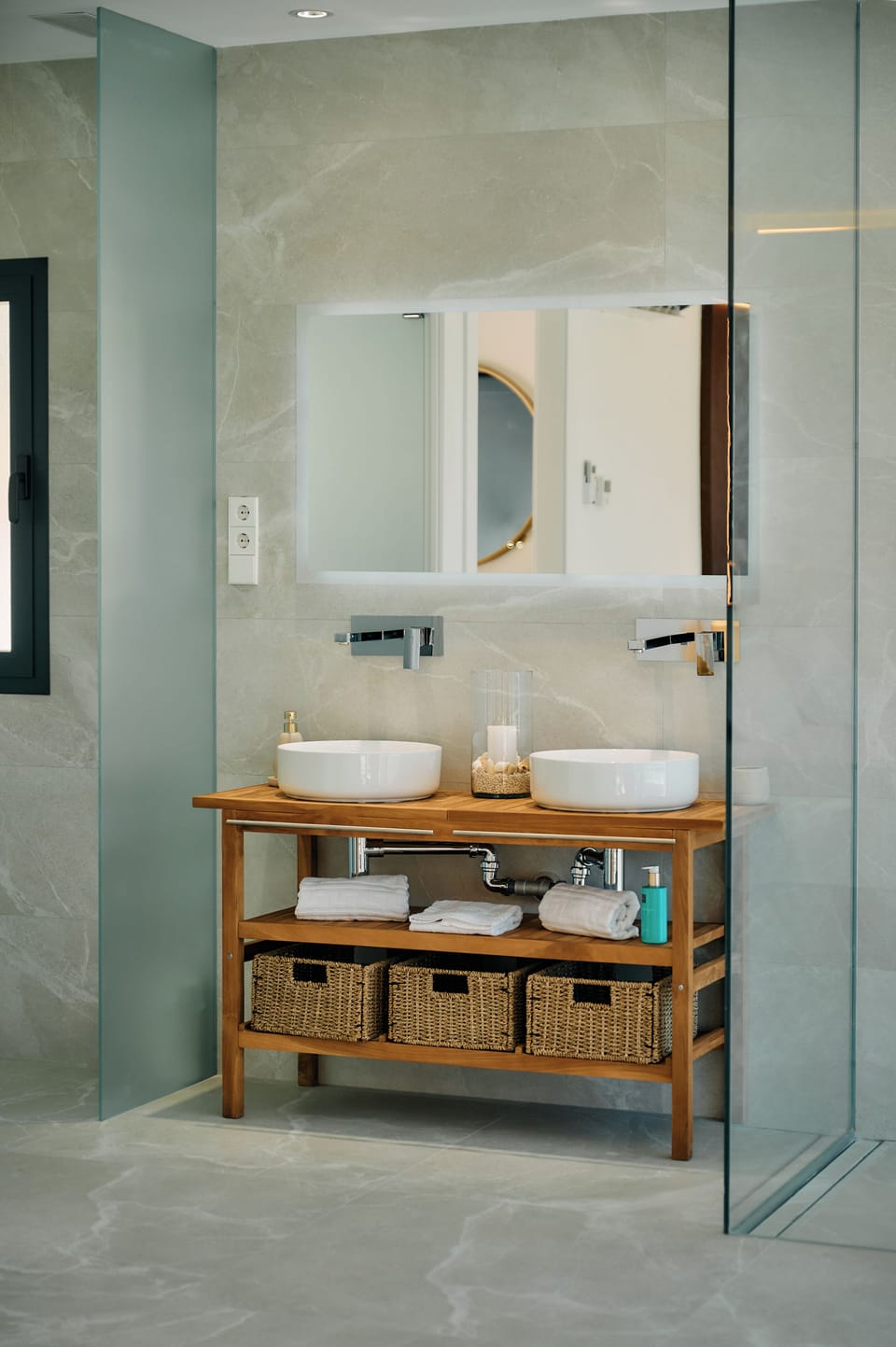 Luxury Studio Suite | Premium bedding, down comforters, soundproofing, free WiFi
