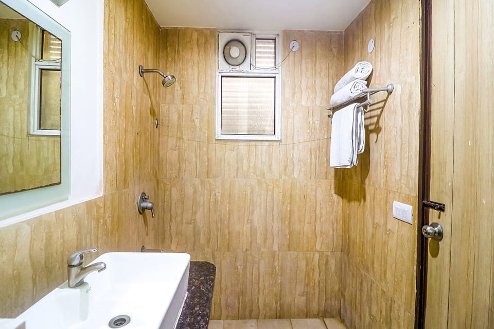 Shower, rainfall showerhead, free toiletries, towels