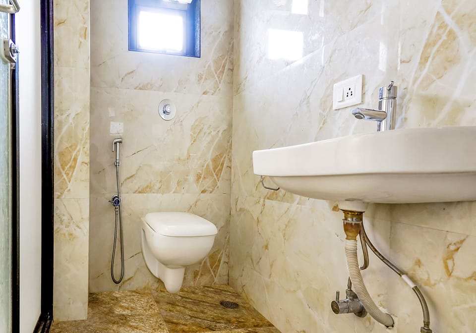 Deluxe Room | Bathroom | Shower, rainfall showerhead, free toiletries, towels