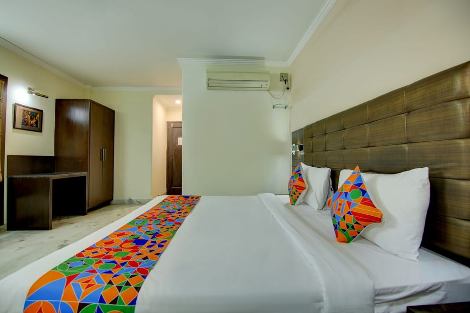 Egyptian cotton sheets, premium bedding, in-room safe, desk