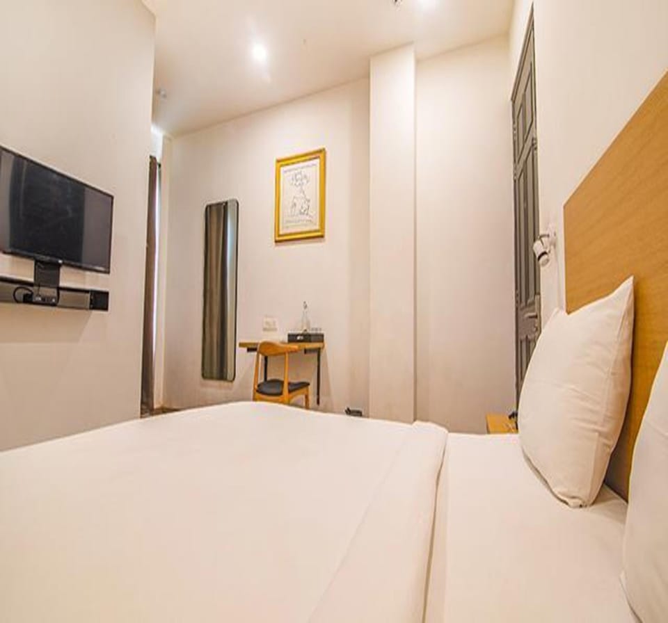 Egyptian cotton sheets, premium bedding, in-room safe, desk