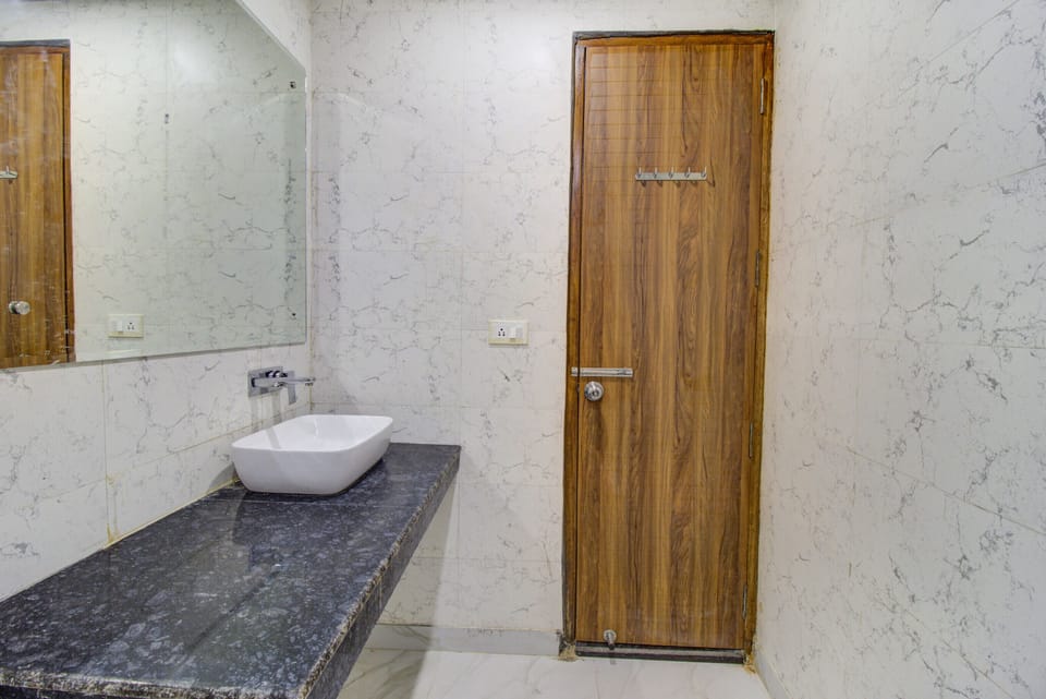 Shower, rainfall showerhead, free toiletries, towels