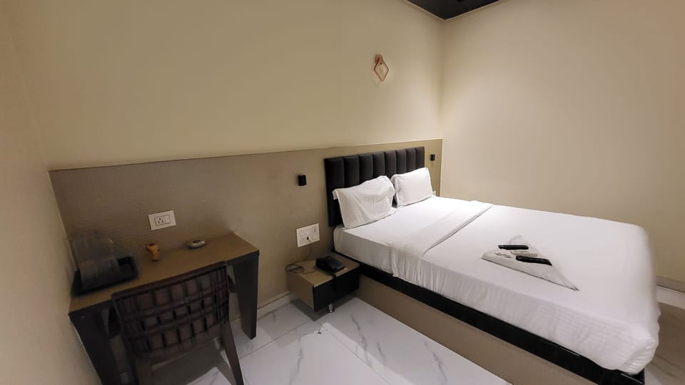 Deluxe Room | Egyptian cotton sheets, premium bedding, in-room safe, desk