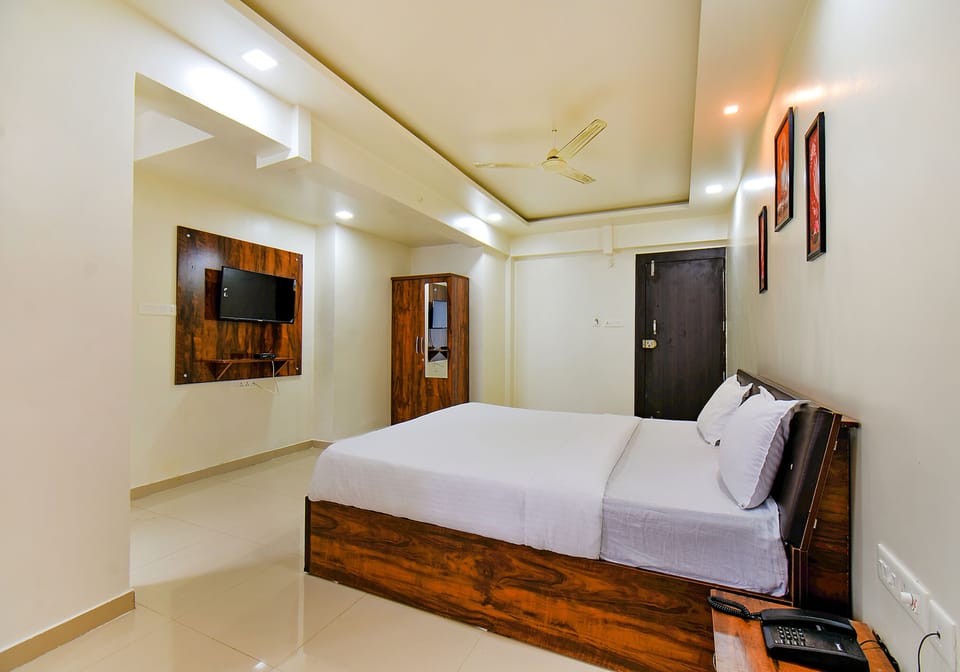 Deluxe Room | Egyptian cotton sheets, premium bedding, in-room safe, desk