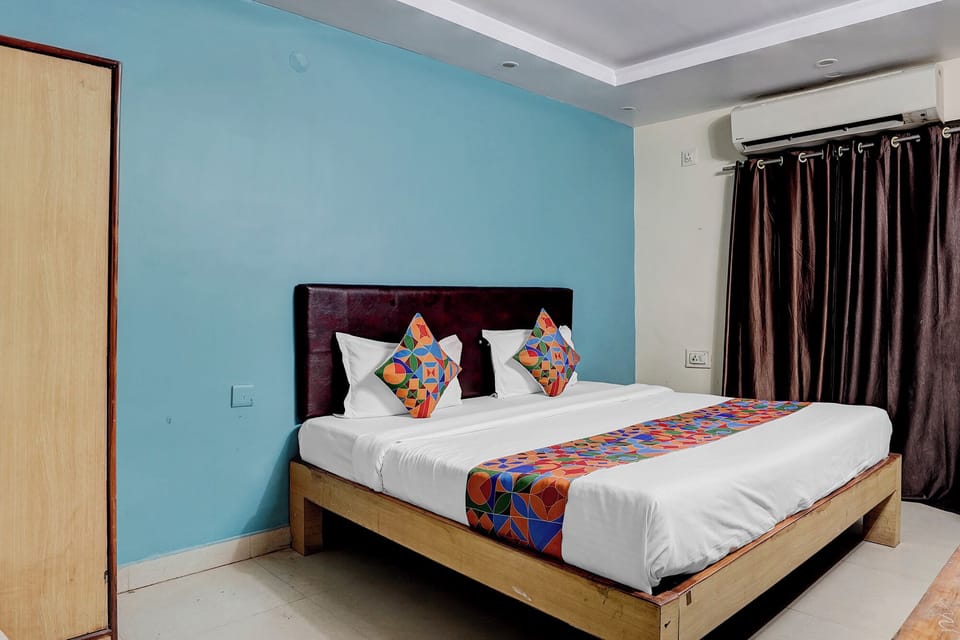 Deluxe Room | Egyptian cotton sheets, premium bedding, in-room safe, desk